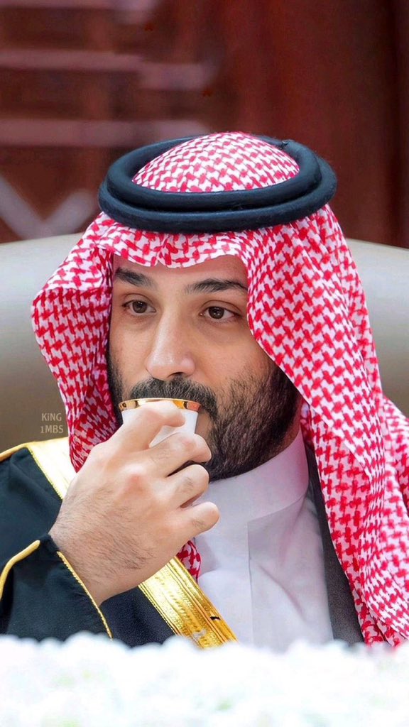 عن ايران واسرائيل واهل اليمن والغرب
ماننشد وراسك حي يامهندس الرؤيه

ولانلتفت لناس في سلم والا حرب
مادم ان راسك فوق والروس مستويه