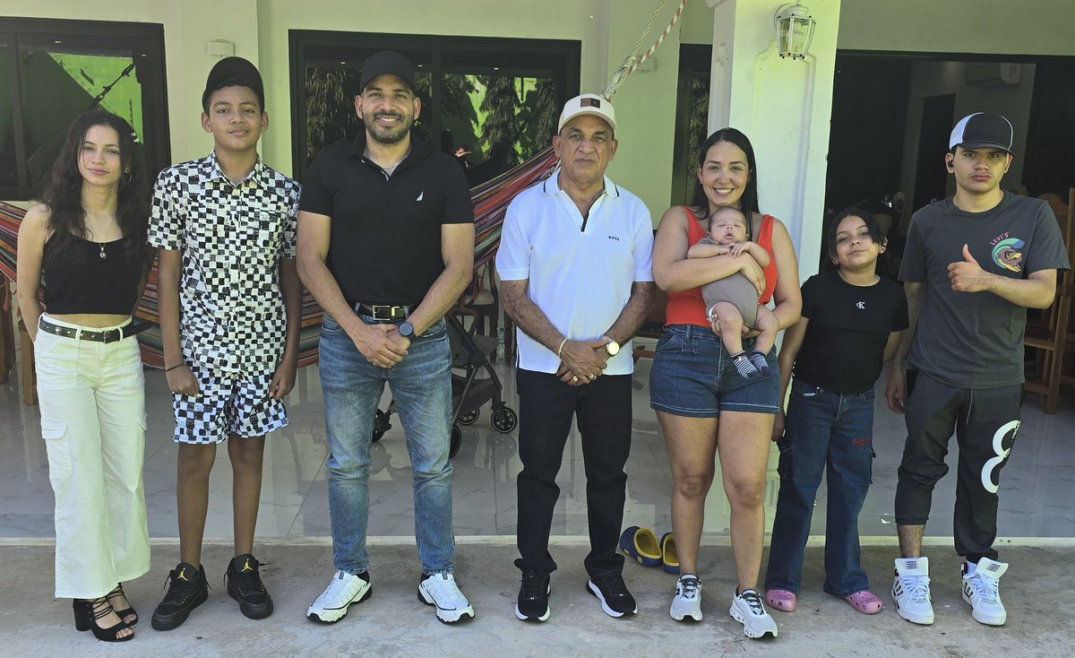 Gracias al todopoderoso por darme también éxito en mi vida familiar, estoy hoy con mis 5 hijos y 2 nietos, todos tratando de colaborar y hacer más grande mi país, Viva Panamá..