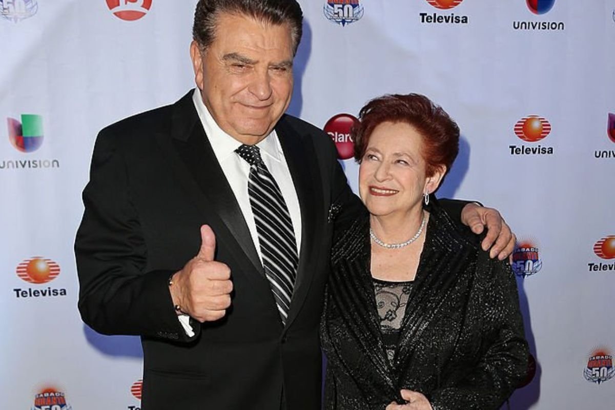 ✅VERIFICADO
Teresa Muchnik, esposa de Mario Kreutzberger "Don Francisco", inicia trámites para divorciarse del recordado presentador de TV. Según explicó la mujer: "si bien ambos somos judíos, yo vengo de Israel, y en apoyo a mi pueblo es que ya no puedo seguir comiendo cerdo".