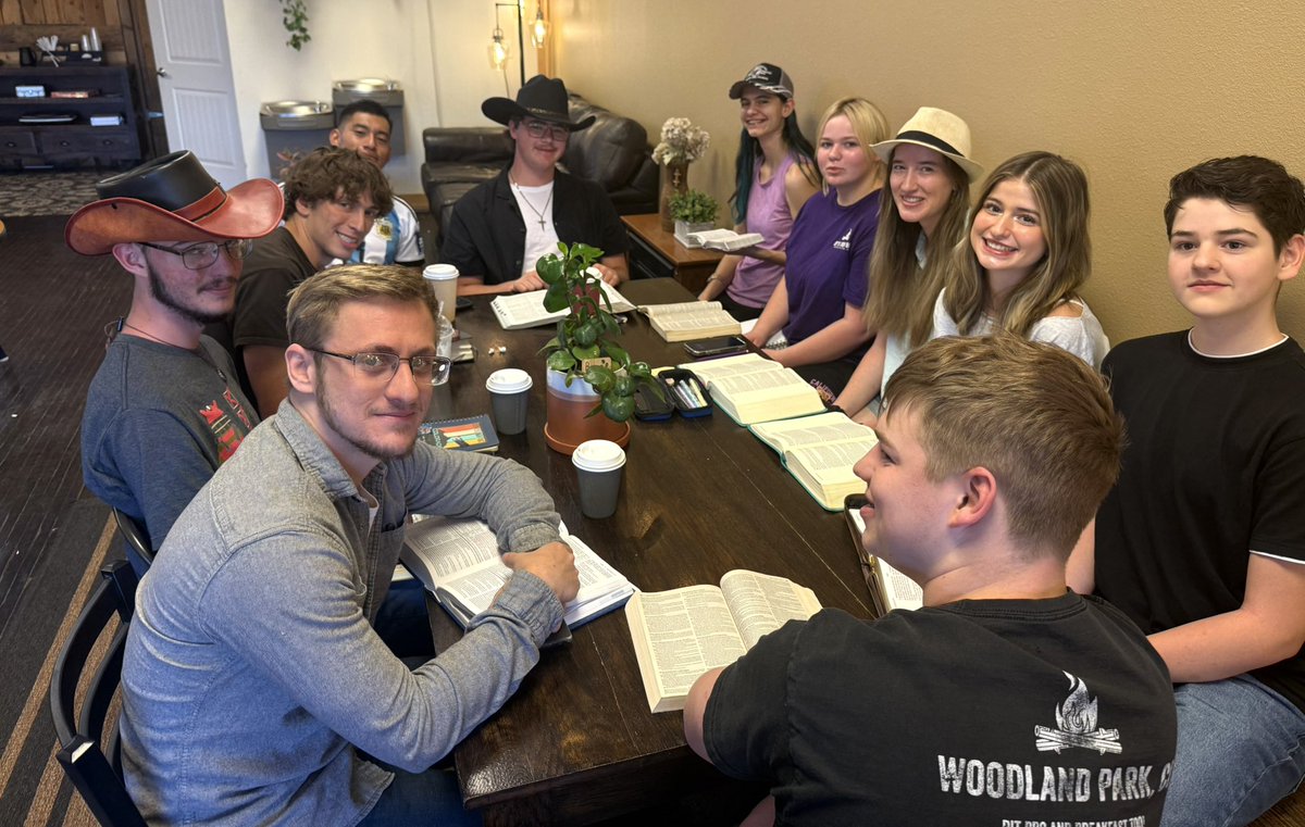 BPOMOM's tweet image. Happened upon this group of young people doing Bible study. Join us in praying for their study group that they might do great things with their knowledge!
#javahouse
#woodlandcolorado
