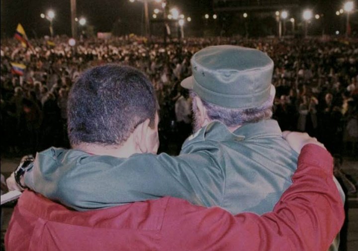 Feliz Día a los padres de la #Patria grande!!! Desde aquí hasta donde estén! 
#Chávez y #Fidel! 🇻🇪♥️🇨🇺