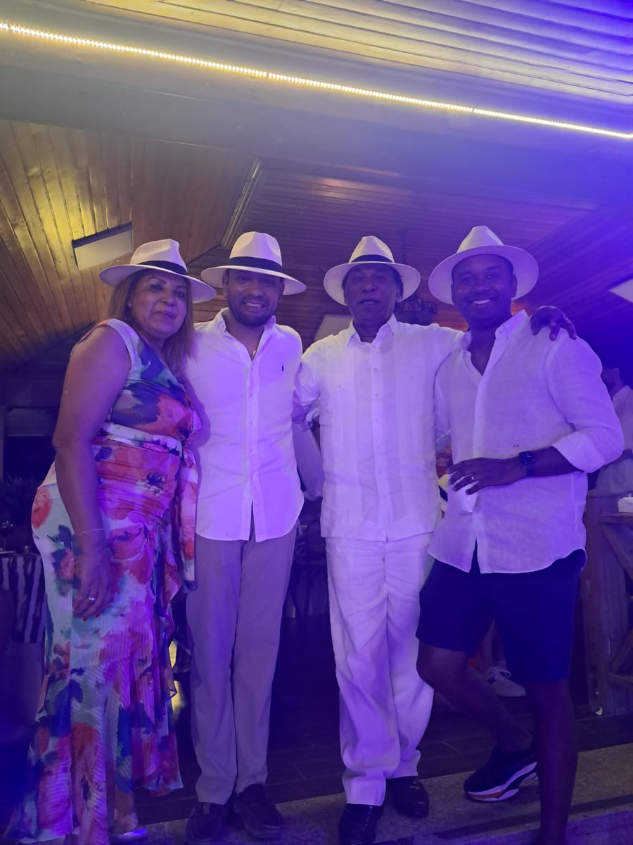 Ayer fue un día lleno de alegría y emoción para toda la familia Zorrilla González y la familia Marizan, celebrando el cumpleaños de nuestro querido diputado nacional. 
Querido hijo, te deseamos una vida llena de éxitos, felicidad y muchos años más para seguir dejando huella. HBD.