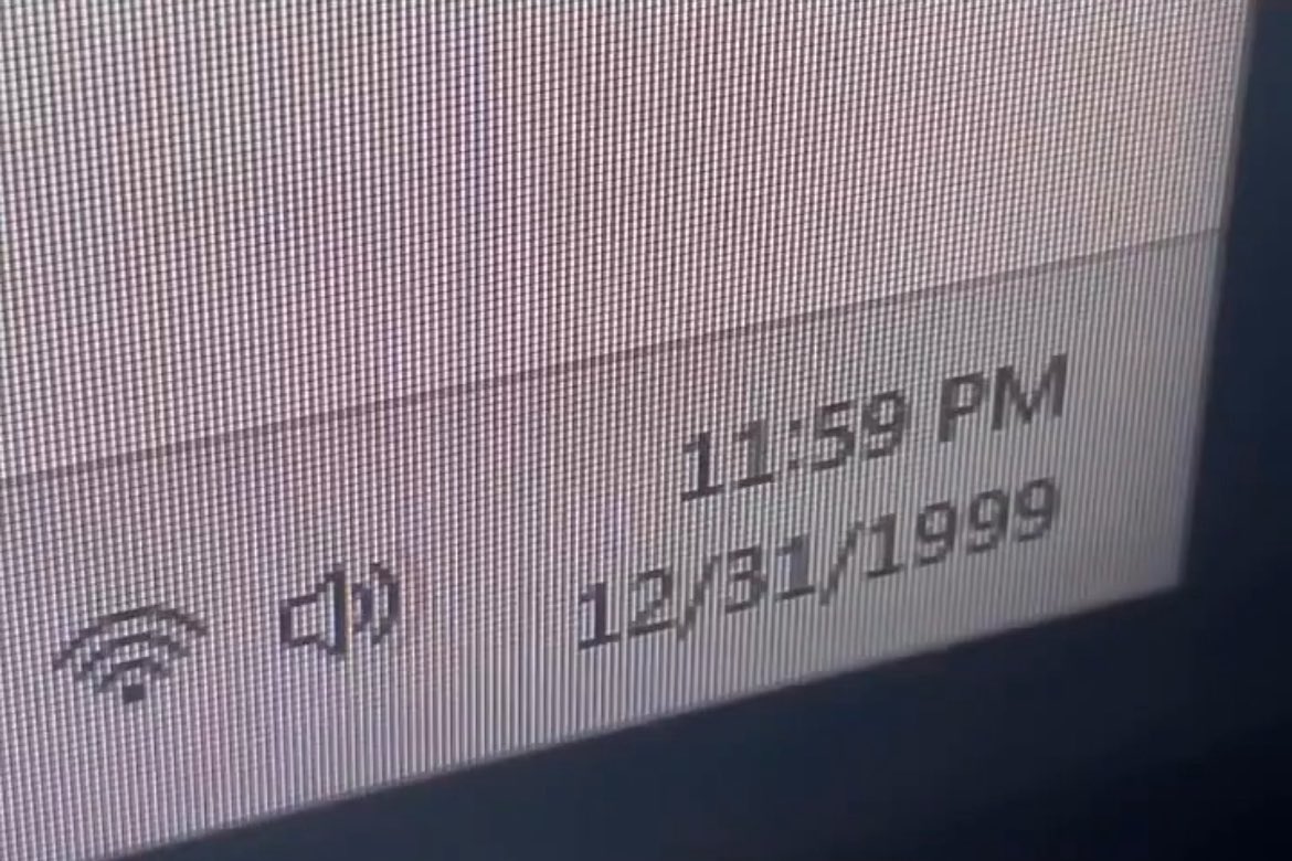 "2000"

Porque mañana se cumple el cambio de milenio, y el mundo teme que las computadoras dejen de funcionar.