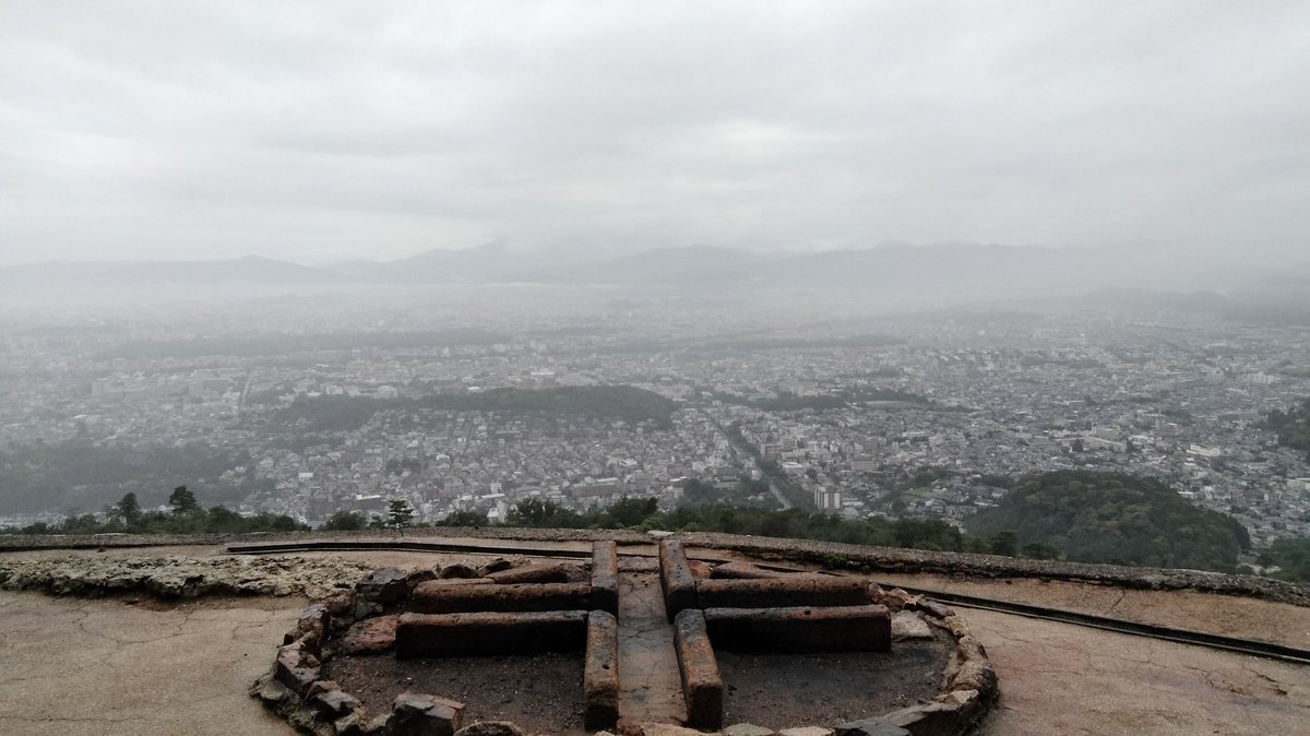 大文字山から見た今朝の京都市内。
温度計の気温は21℃、曇り☁
#大文字山