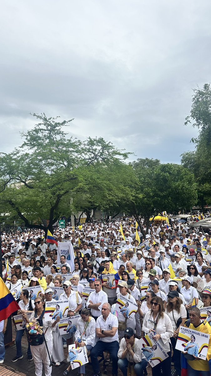 MarlonChaconC's tweet photo. Cúcuta también se unió a la #MarchaDelSilencio. Pero que los violentos (de discurso y de actos) no se confundan: nuestra voz es más fuerte que nunca. 

Colombia 🇨🇴 no permanecerá callada y resignada ante la violencia que siembra el sector político del Presidente @petrogustavo https://t.co/YesP9fPfh1