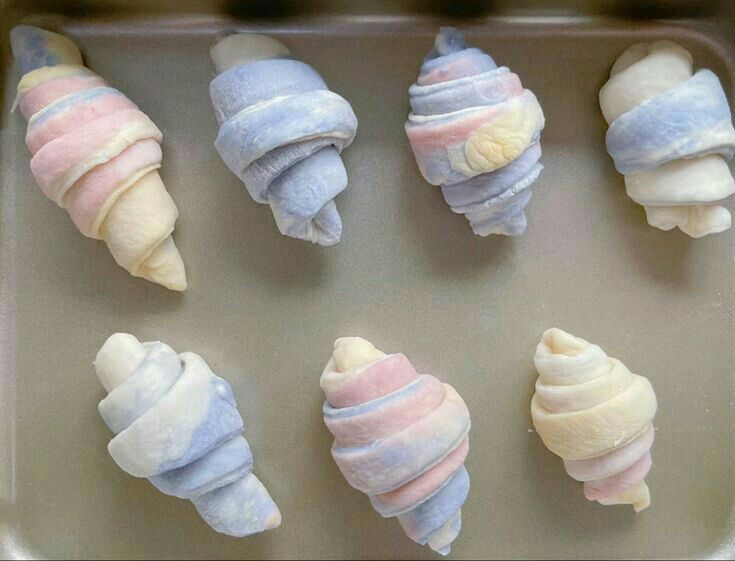 daily_dolce's tweet photo. Pastel croissants 🍭 https://t.co/b9hioO5MYa