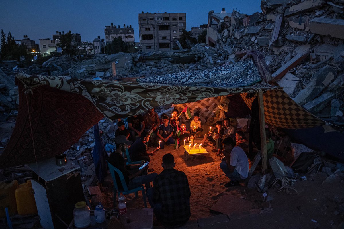SantiPalacios's tweet image. Palestinian children gather with candles in Beit Lahia, Gaza, Palestine, after a protest by children in the neighborhood against attacks on Gaza, during a fragile ceasefire following an 11-day conflict between Hamas and Israel, on 25 May 2021.
📸 Fatima Shbair / Getty Images