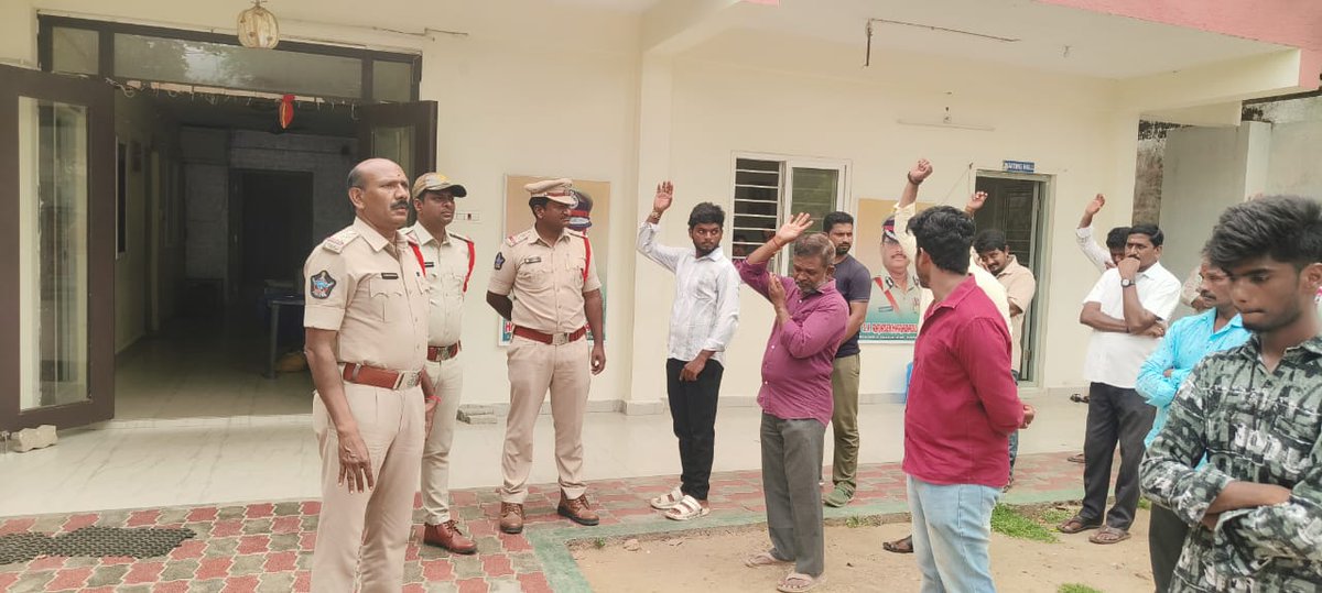 VjaCityPolice's tweet image. పోలీసు అధికారులు వారి వారి సిబ్బందితో కలిసి  ఆయా పోలీసు స్టేషన్ పరిదిలోని రౌడీషీటర్ లకు, లా &amp;amp; ఆర్డర్ మరియు క్రైమ్ సస్పెక్ట్ లకు మరియు చెడునడత కలిగిన వ్యక్తులకు వివిధ సమయాలలో కౌన్సిలింగ్ నిర్వహించడం జరిగిందింది.

#RowdySheeter #counseling #vijayawadacity #NTRDistrict @APPOLICE100