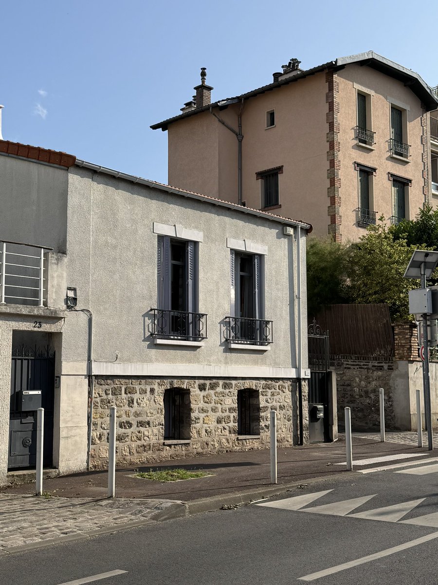 CharlesMirman's tweet photo. Qui a fait ça ? Qui a coupé cet arbre pour le mettre 50 mètres plus loin près de poubelles …? C’est minable !!! Merci à la mairie @Issylesmoul de l’avoir sauvé en 2023 alors qu’un orage l’avait bien amoché …. @ASantini_Issy @sguende https://t.co/7ar3WJqoSD
