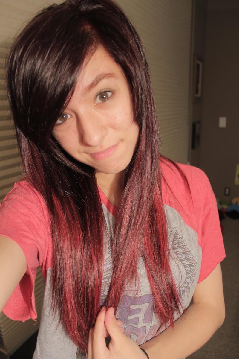 Today in 2012 (June 15), Christina said goodbye to the poof hairstyle and welcomed in red hair with extensions! 💚

🔗 facebook.com/photo.php?fbid…