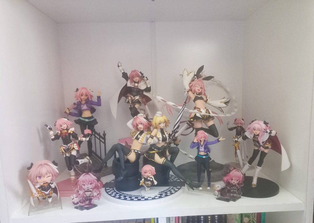 piyokoART's tweet image. Bueno con el mueble nuevo puede hacerme el altarcito de mi husbando Astolfo *  -  *
faltaron un par de pickups/dj y el nendodoll que ahi no entraron pero cuando compre el proxímo mueble , le daré otro estante más a él jajaja
#astolfo #fate #apocrypha