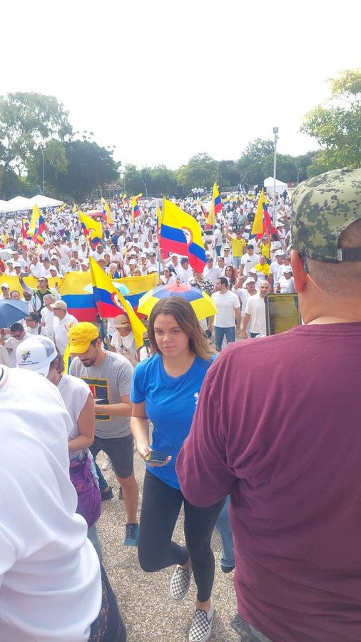 CESARAMEJIA's tweet photo. Parece que alguien perdió #LasCalles.
Al pueblo, nunca lo tuvo.
#MarchaDelSilencio
(Créditos a los fotógrafos) https://t.co/sIzxCd0pe1