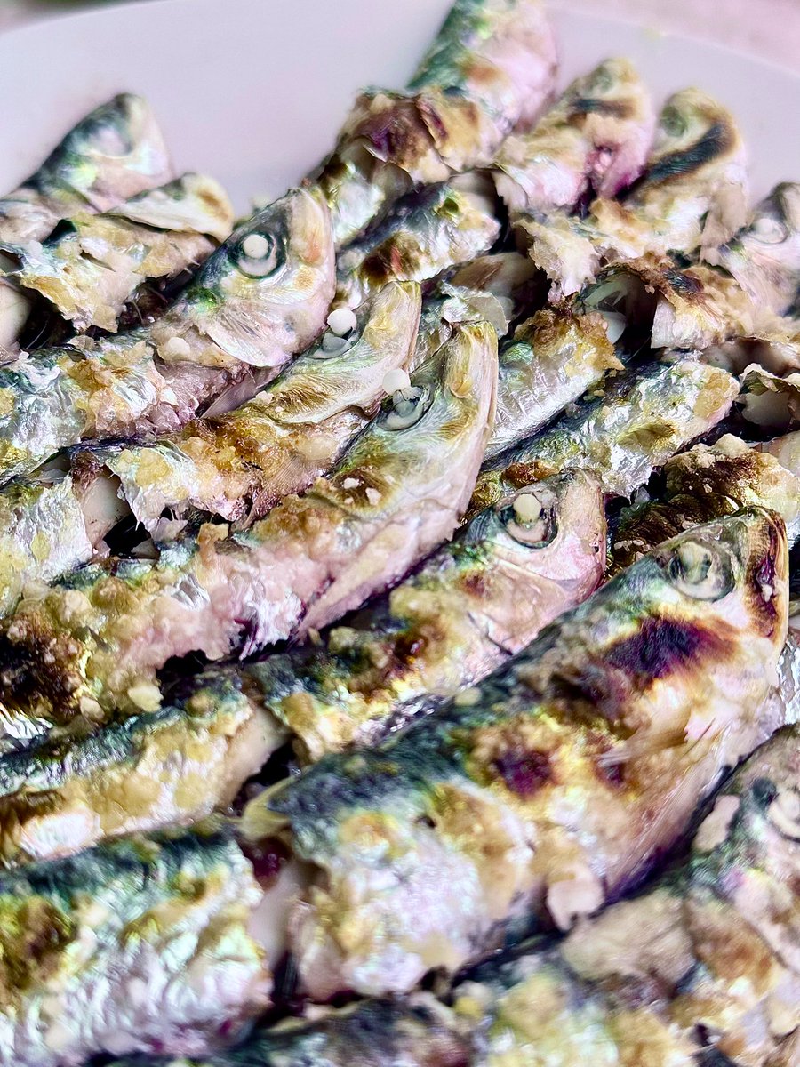Estas sardinas del Morata en el barrio, frente al mar en día de levante, entre amigos de siempre, con tus jarras de tinto de verano y el tomate picáo con ajito, las frituras, las anécdotas de infancia y las carcajadas asociadas. Ahí está todo.
