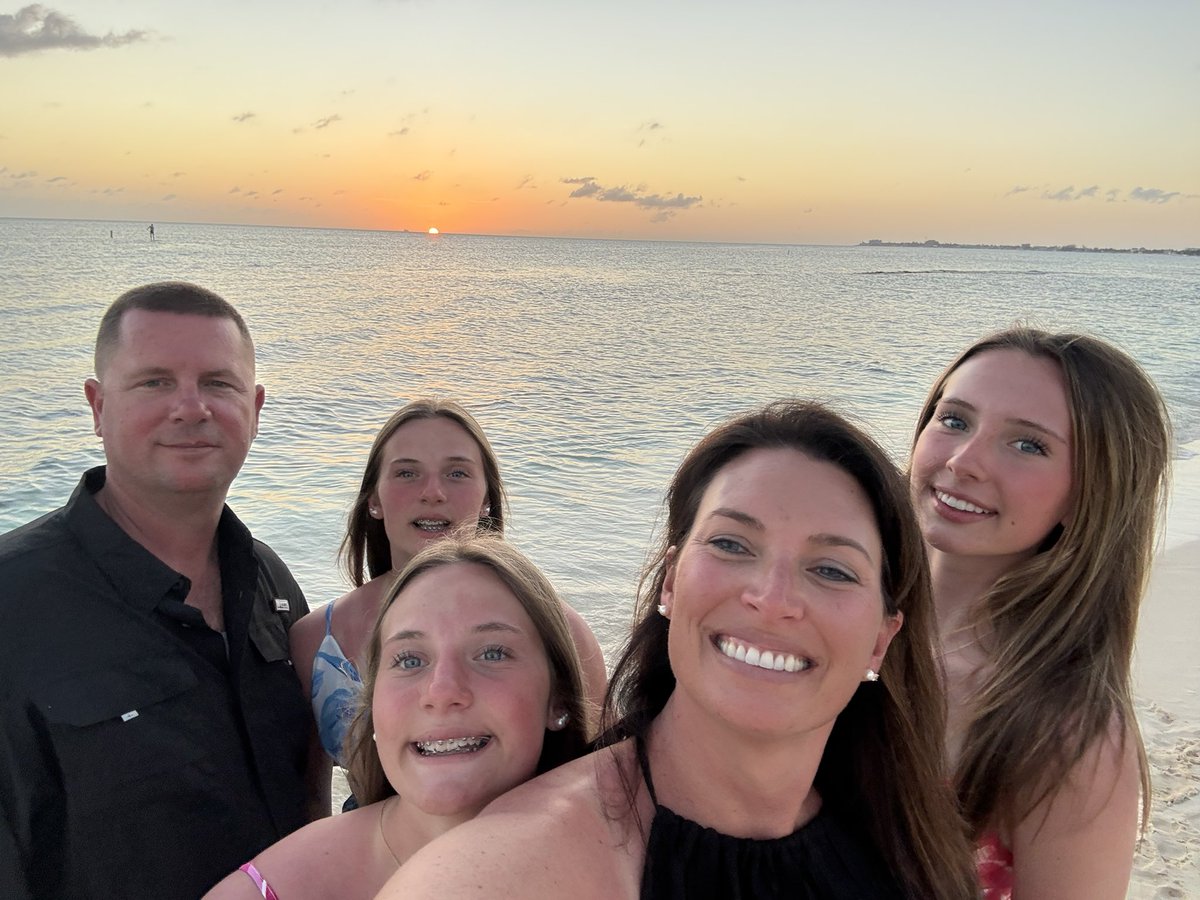 ZembryckiK's tweet photo. Happy Father’s Day to the best dad in the world! You have given up so many things to produce for our family. Thank you for the time and money that you have put into me to watch me succeed throughout life!! I love you lots 🩷#bestfather https://t.co/O34MthfXkW