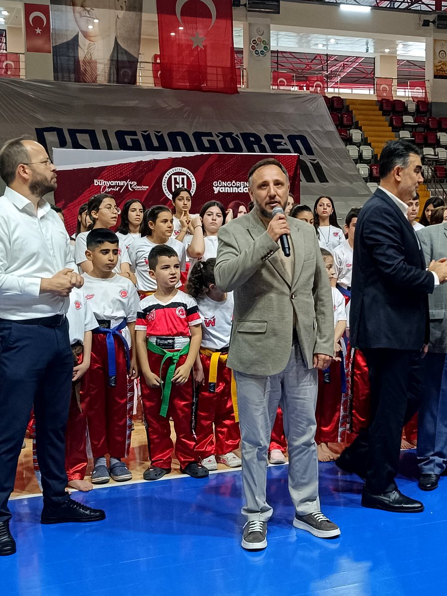 bbdorg's tweet photo. İstanbul Güngören'de düzenlenen Kick Box Federasyonu Kuşak Töreni'ne yönetimimiz de katılım sağladı! Törende konuşma yapan yönetim kurulu başkanımız sayın Levent AKTAŞ sporculara derneğimizin sponsorluğunda hediyelerini takdim etti. 🥊 #BirlikVeBeraberlikDerneği #KickBox https://t.co/H5p2DgMeAj