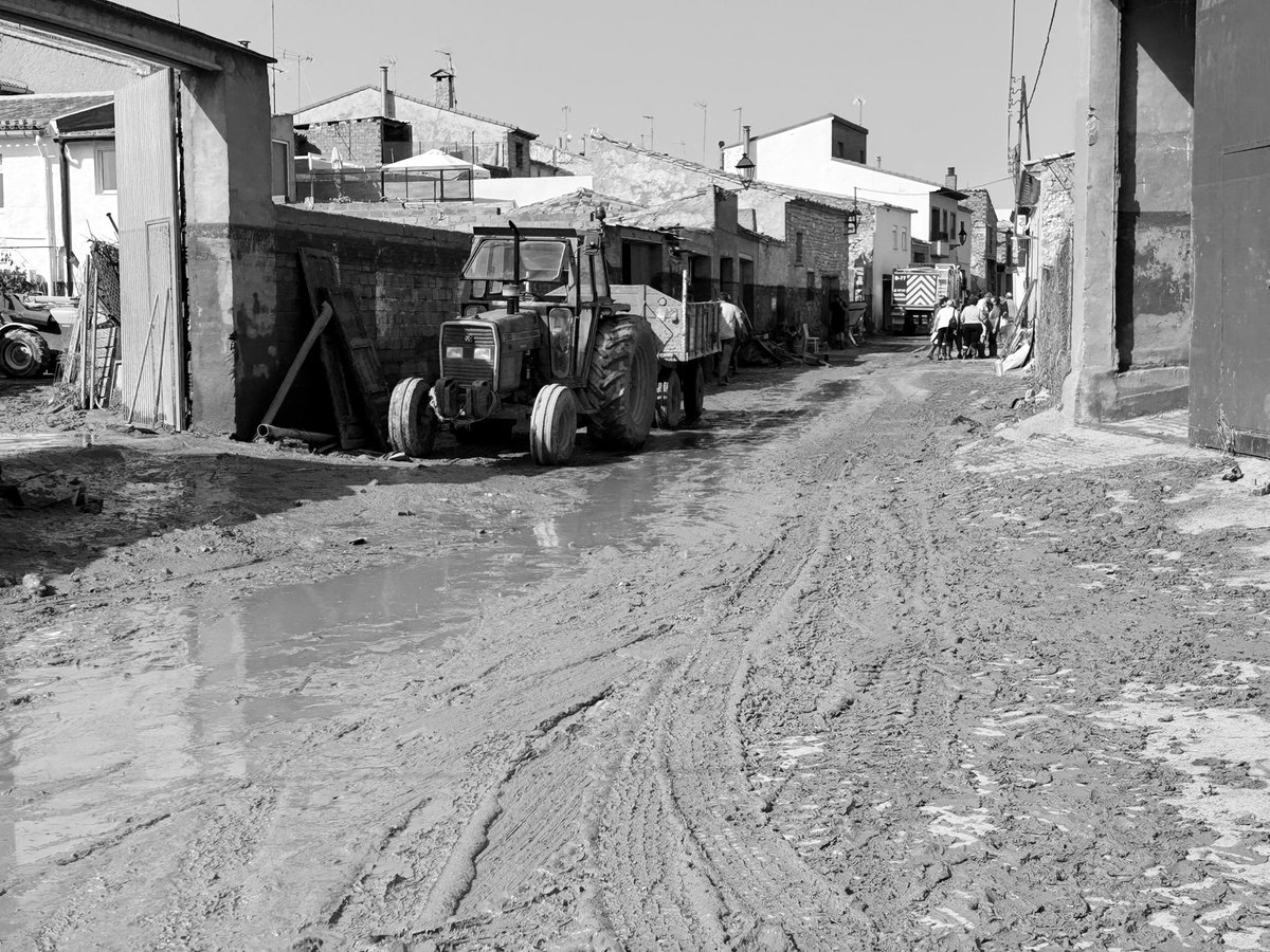 Baznarr's tweet photo. Todas las manos son pocas para ayudar a volver a la normalidad a los pueblos afectados por las últimas riadas. Las imágenes de Letux, que no son nada comparado con lo que tienen  dentro de las casas. Ánimo a todos los pueblos. https://t.co/cftmjHscLM