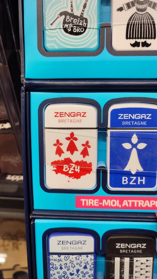 Un zippo breton, pourquoi pas.
Mais avec une vraie carte de Bretagne, Zengaz ! #44BZH