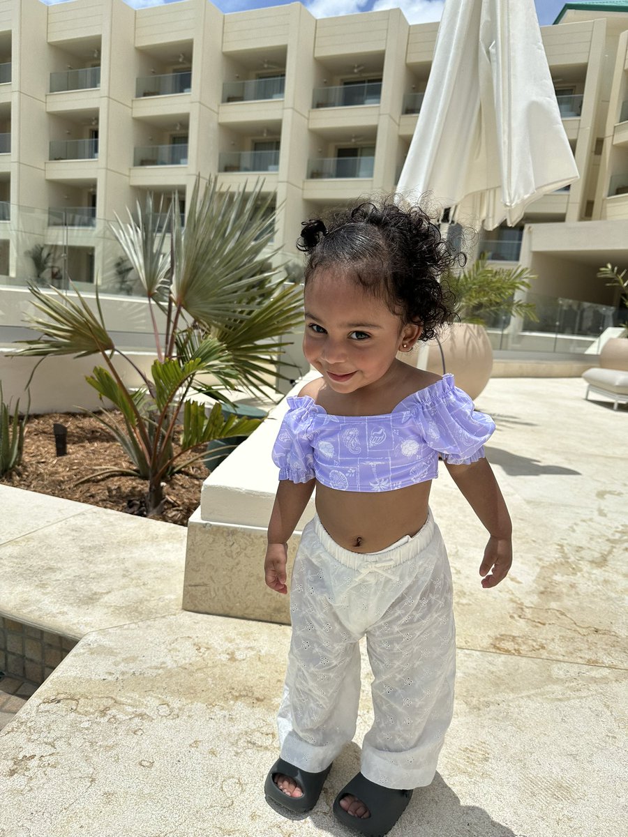 Sunsets fade, but moments like this last forever. Just me and my little sunshine on the sands of Aruba 🇦🇼🏖️💌🤑#GirlDad #HappyFathersDay2025