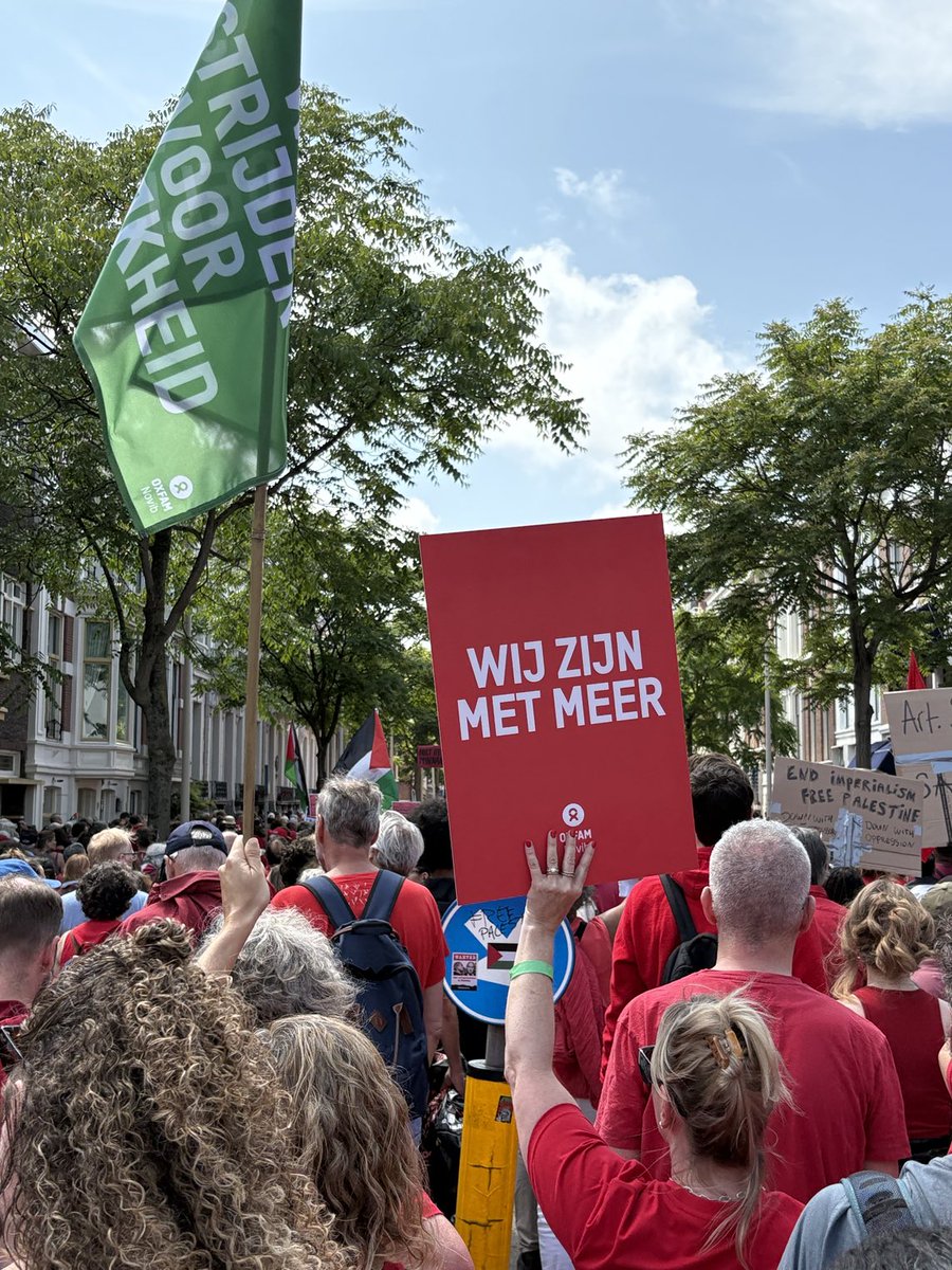 andreameer's tweet photo. De Rode Lijn is getrokken door 150000 of meer mensen!
 #derodelijn https://t.co/474GiuF3Pc