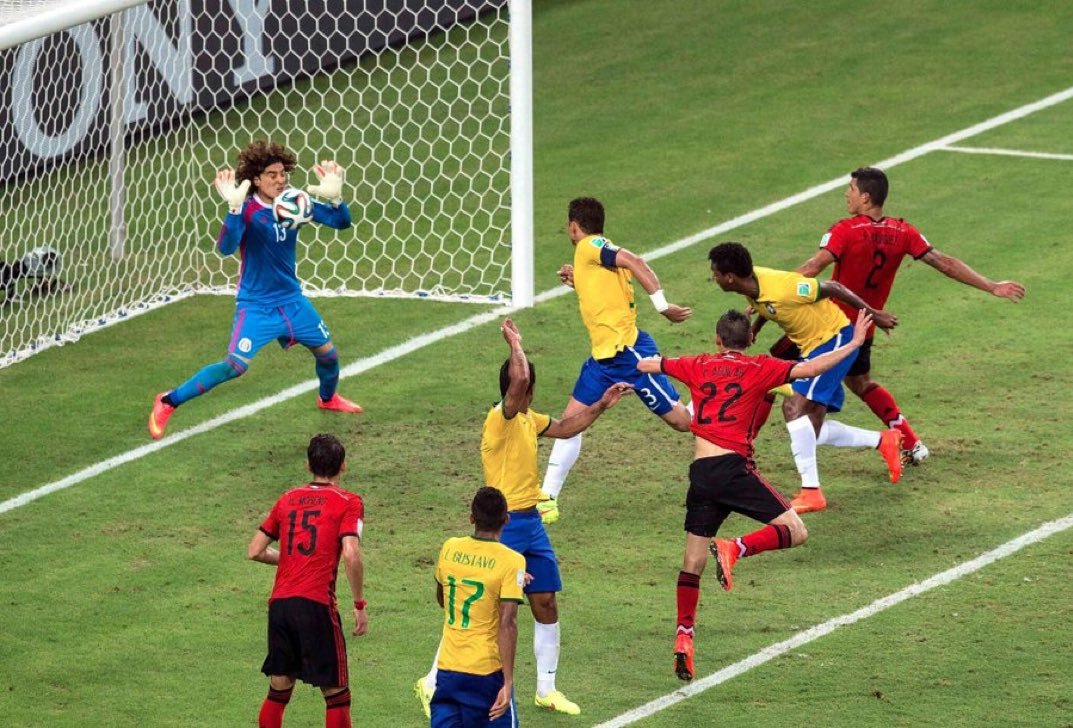Voy a tirar un facto.

Todos los disparos que le hicieron a Ochoa en este partido contra Brasil le fueron al mono, tuvo un chingo de fortuna nada más, mira esta atajada, con la cara el cabrón te dice que ni el mismo sabe cómo le llegó al cuerpo.