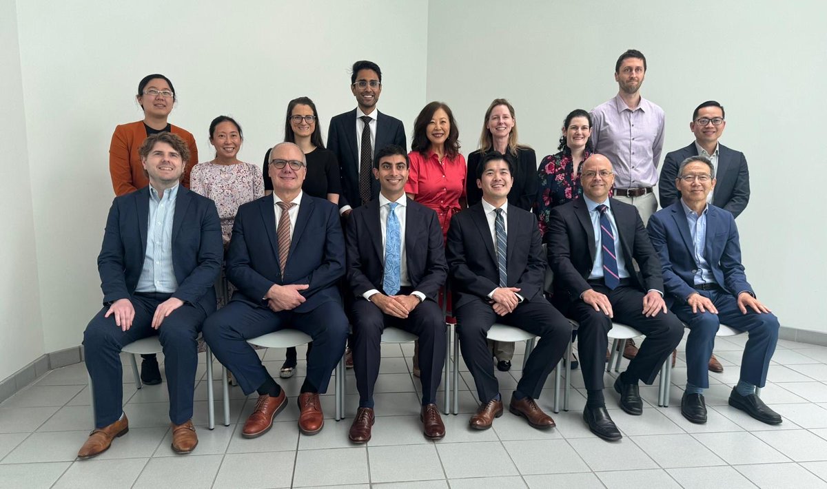 JWHarbourMD's tweet image. The UTSW Retina Service has grown from one doctor (the inimitable Dr. Yuguang He) to this amazing group! Best wishes to our graduating fellows🙌