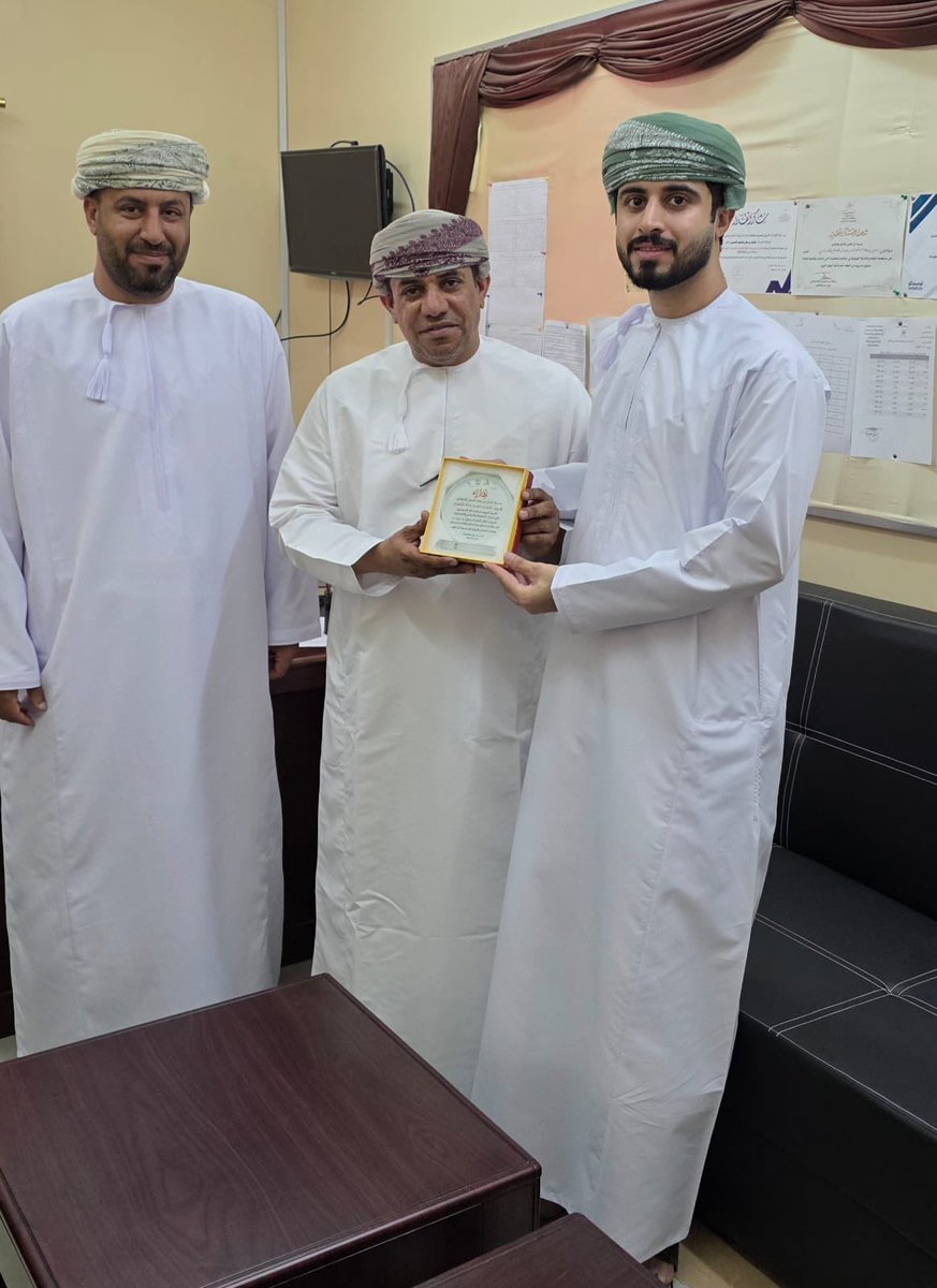 إدارة المدرسة تستقبل الأستاذ / فارس بن حمود الشهيمي بعد عودته للعمل في المدرسة حيث قضى اجازة مرضية طويلة متماثلاً للشفاء ، نتمنى لك دوام الصحة والعافية.
#تعليمية_شمال_الشرقية