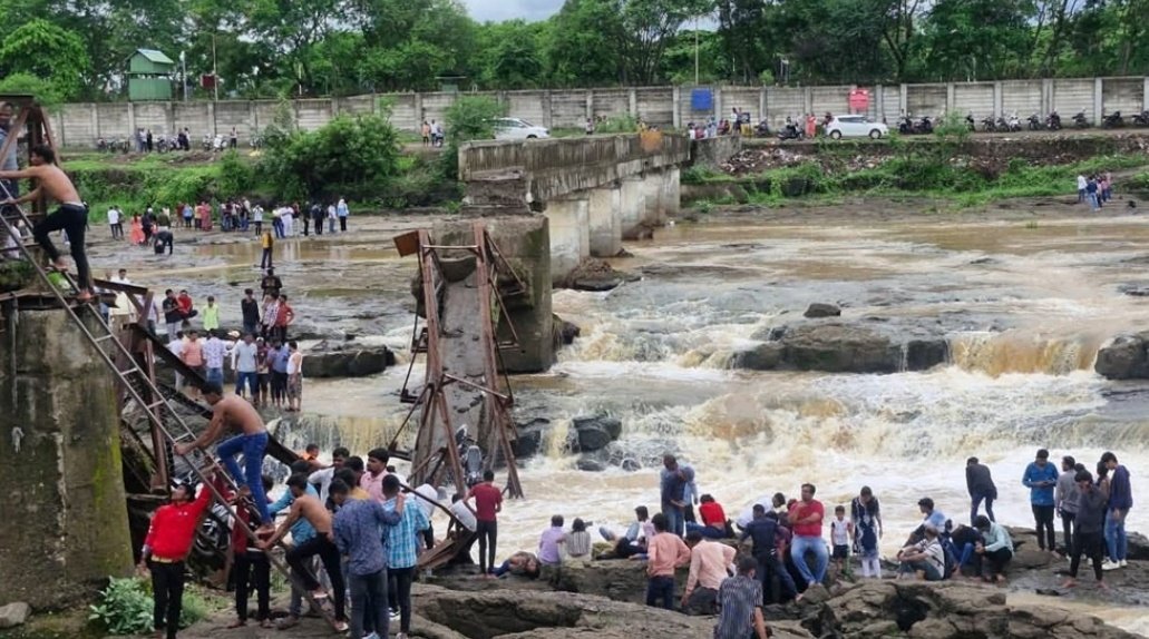 At least two people have lost their lives, and over 30 others have been injured after a bridge collapsed in India's Maharashtra state, according to officials.

#PuneRains #punenews
#PuneBridgeCollapse