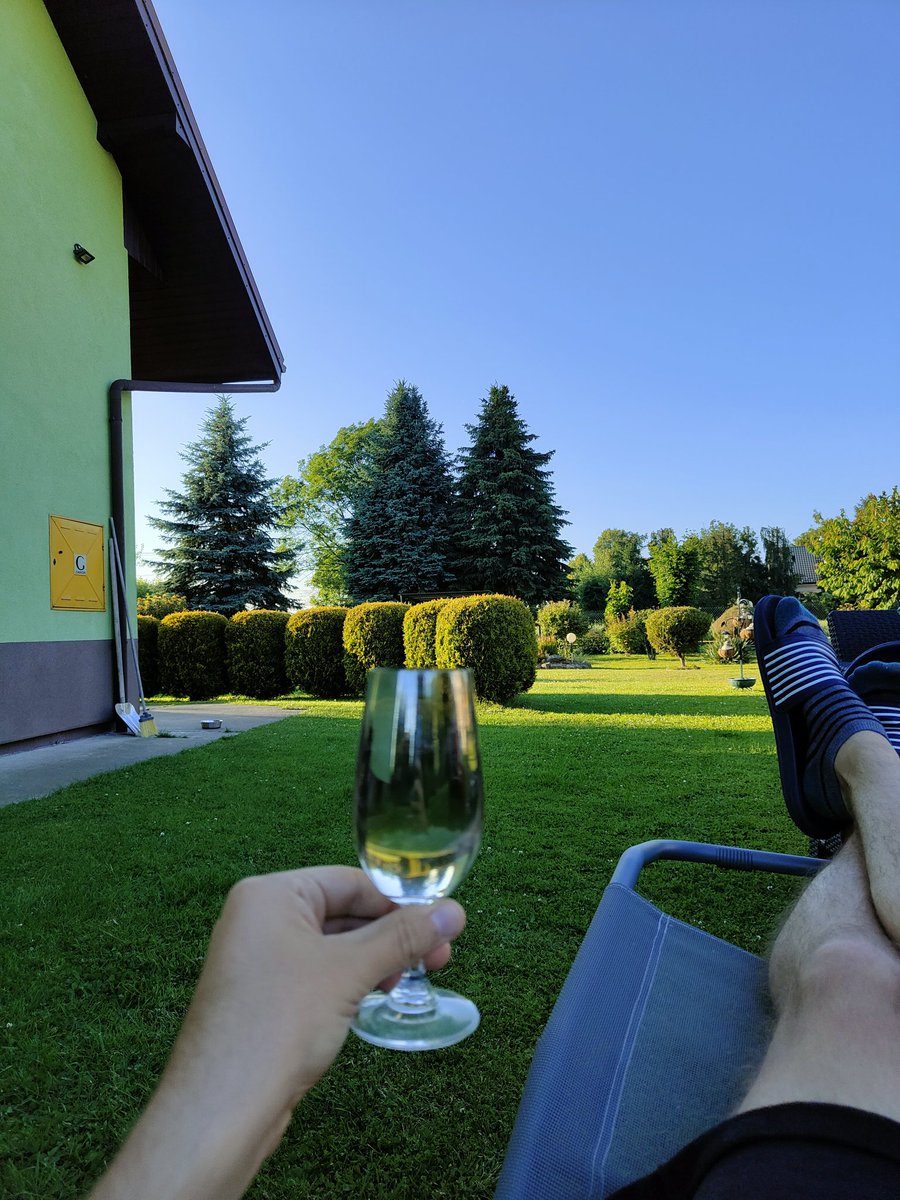 Ludzie się kłócą, czy Kwiecień wejdzie do Wisły czy jednak zostanie w Wieczystej, a ja sobie piję winko i się temu przyglądam 😜🔵⚪🔴