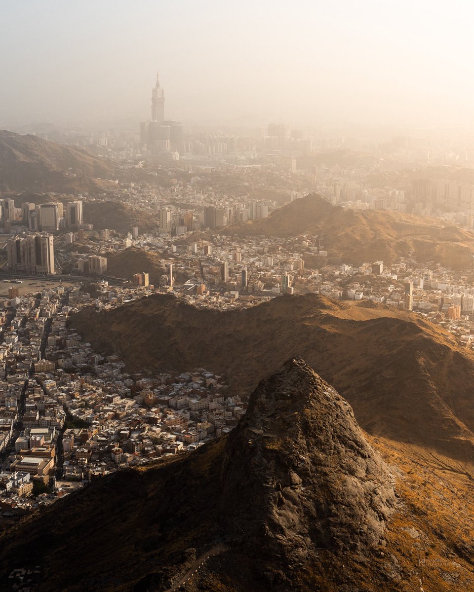 يا جبلَ النورِ في مكةَ سُبحانَ منْ
خصَّك بالخيرِ والوحيِ الذي أُعلِنَا

فيك انبلجَ النورُ من غارِك الوَضّاءْ
وانشقَّ فجرُ الهدى، والدربُ قد بَيّنا

#مكة_المكرمة #مكة #Makkah