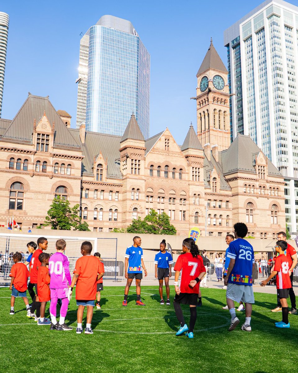 FWC26Toronto's tweet image. The Toronto soccer community SHOWED UP this week for #SoccerDayToronto.
#WeAre26 #WeAreToronto
#PowerthePassion
💙💚⚽️
La communauté du soccer de Toronto s’est montrée à la hauteur cette semaine pour la journée du soccer à Toronto.
#NousSommes26 #NousSommesToronto