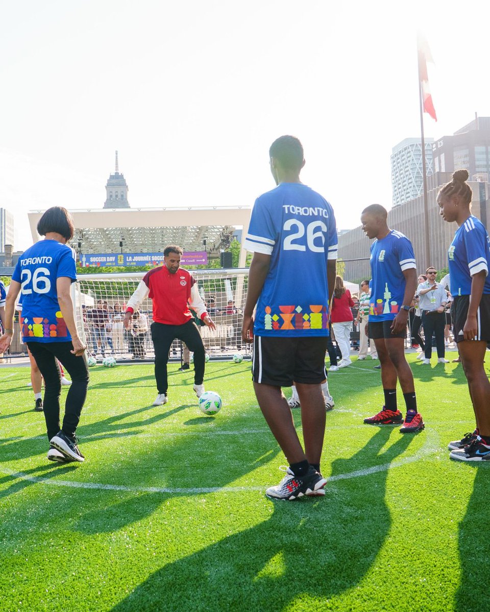 FWC26Toronto's tweet image. The Toronto soccer community SHOWED UP this week for #SoccerDayToronto.
#WeAre26 #WeAreToronto
#PowerthePassion
💙💚⚽️
La communauté du soccer de Toronto s’est montrée à la hauteur cette semaine pour la journée du soccer à Toronto.
#NousSommes26 #NousSommesToronto