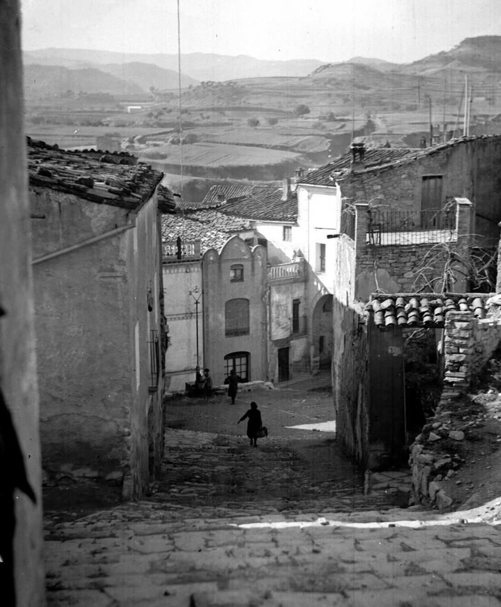 CalFusterDeTous's tweet photo. 🕰️ Un viatge al Tous de 1934
Aquesta imatge ens trasllada a un carrer de Sant Martí de Tous fa més de 90 anys. Un poble que respira memòria i que conserva, encara avui, el caliu de la vida tranquil·la i autèntica. https://t.co/ljn9kUkM9U