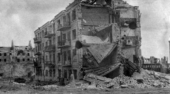 La Casa de Pavlov te pone al mando de los defensores soviéticos en la batalla de Stalingrado. Mantente firme bajo bombardeos, gestiona suministros desde el Volga y resiste los ataques del 62º Ejército Alemán. Juégalo en solitario, cooperativo o competitivo.