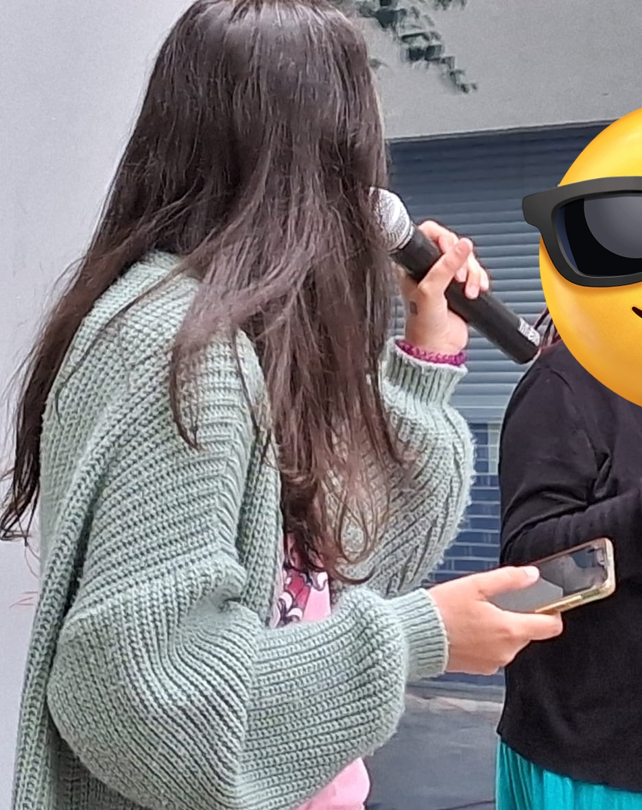 Yo: soy muy vergonzosa y no me gusta hablar en público. 

Yo 5 minutos después: