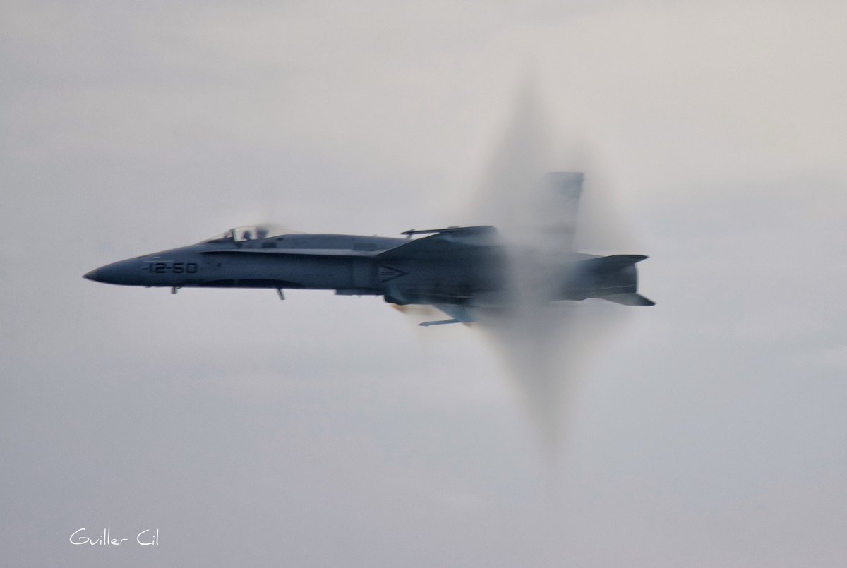 GuillerCil's tweet photo. Los que me conocéis sabéis que todo eso de los conos de condensación de las pasadas subsónicas me encanta. Pues hoy d’eso tuvimos una buena ración, tanto por parte del F18 como por parte del Eurofighter 😍😃
#Aire25 #TheNeedForSpeed https://t.co/jS5qr4Hias