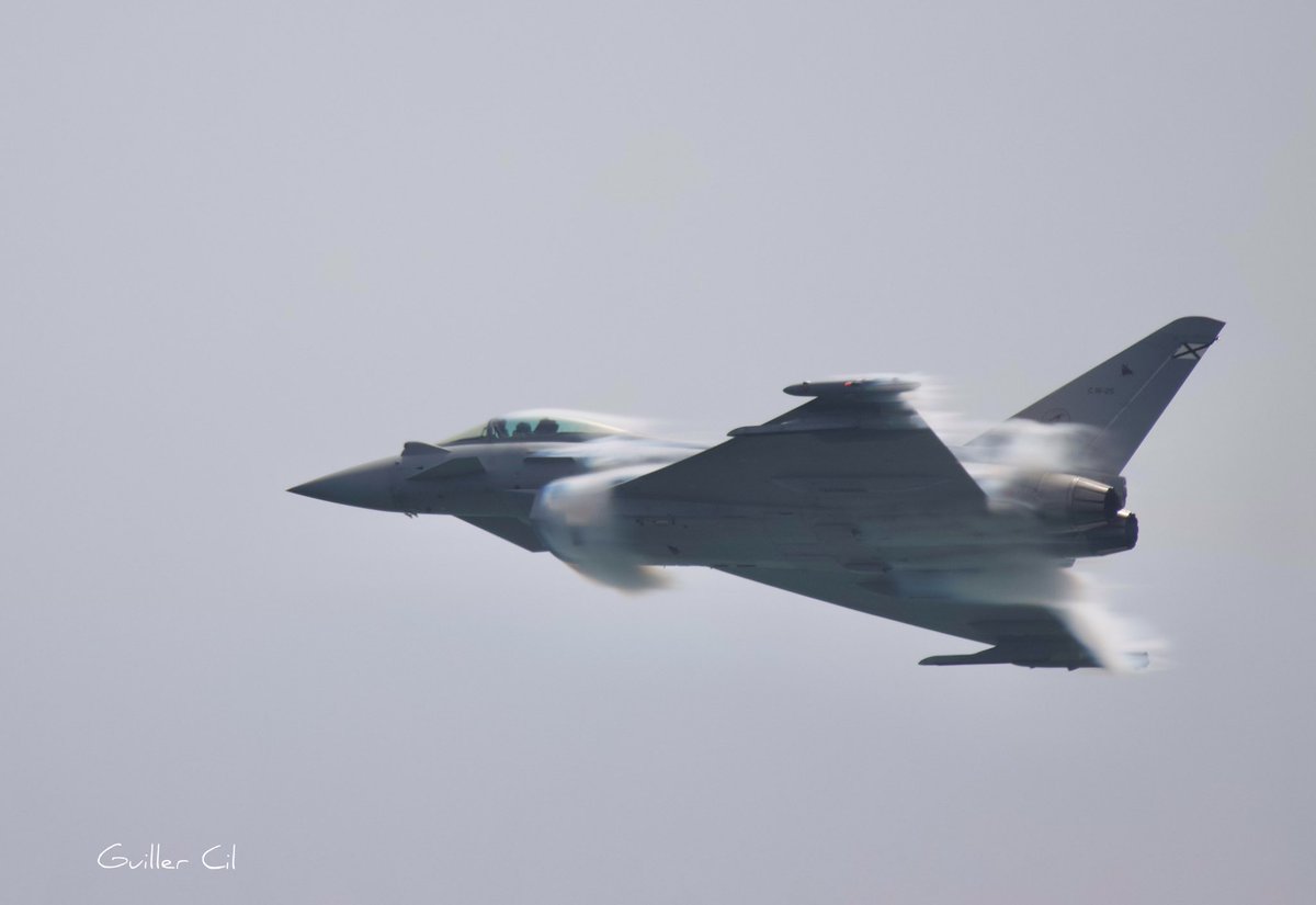 GuillerCil's tweet photo. Los que me conocéis sabéis que todo eso de los conos de condensación de las pasadas subsónicas me encanta. Pues hoy d’eso tuvimos una buena ración, tanto por parte del F18 como por parte del Eurofighter 😍😃
#Aire25 #TheNeedForSpeed https://t.co/jS5qr4Hias