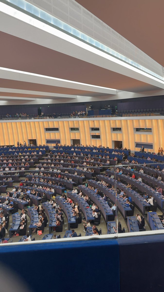 Un week-end enrichissant au #EYE2025 !
Échanges, débats et rencontres au cœur du Parlement européen avec des jeunes venus de toute l’Union.
Merci au <a href="/PrLCastillo/">Pr. Laurent Castillo</a> pour cette belle opportunité. 🇪🇺