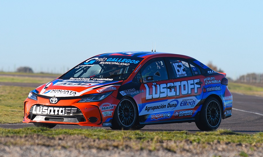 En 2020, Thiago Martínez confesó las “cosas pendientes” que quedaron por compartir con su papá Alberto, fallecido víctima de Covid. Una de ellas era ganar a nivel nacional. “Voy a dar todo de mí para cumplir el sueño de los dos“, dijo.
Logró 3 títulos. Y justo hoy, volvió a ganar