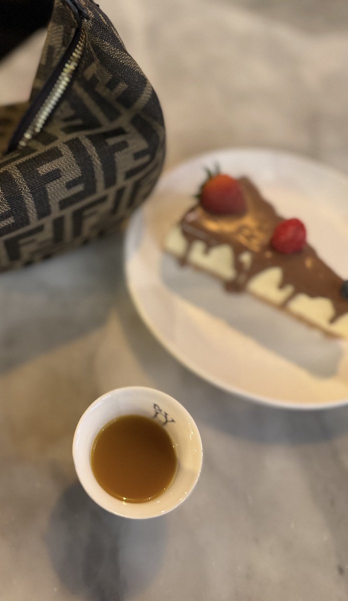 2lorm's tweet image. والحياة اللي امتلت بعدك اماني
لو أحقّقها بلا وصلك بخيله ،
ㅤ
وإن خذاك العمر بـ ايامه عطاني
مرحله معك كانت جداً جميله