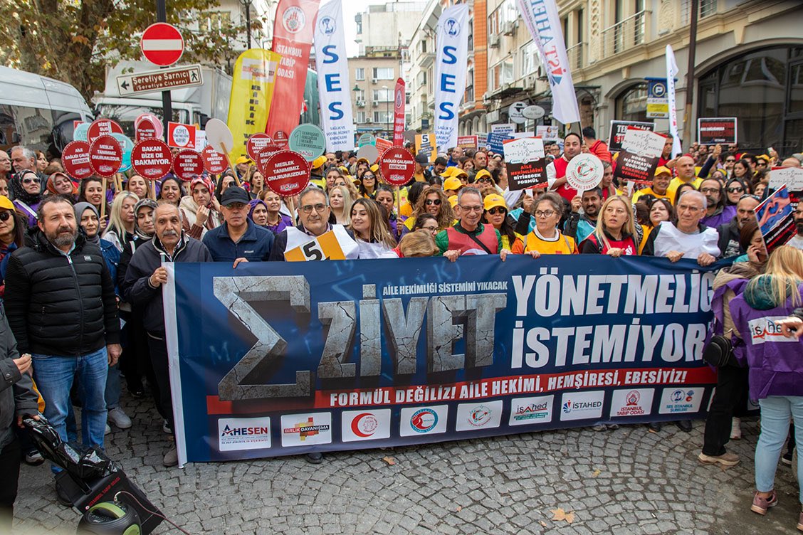 #HastaGelmediCezaGeldi
Aile hekimleri susmuyor, vazgeçmiyor!

Aile hekimliği birimlerine 6 ay gelmemiş hastalar bahane edilerek ücretlerimizden kesinti yapılmasını KABUL ETMİYORUZ!