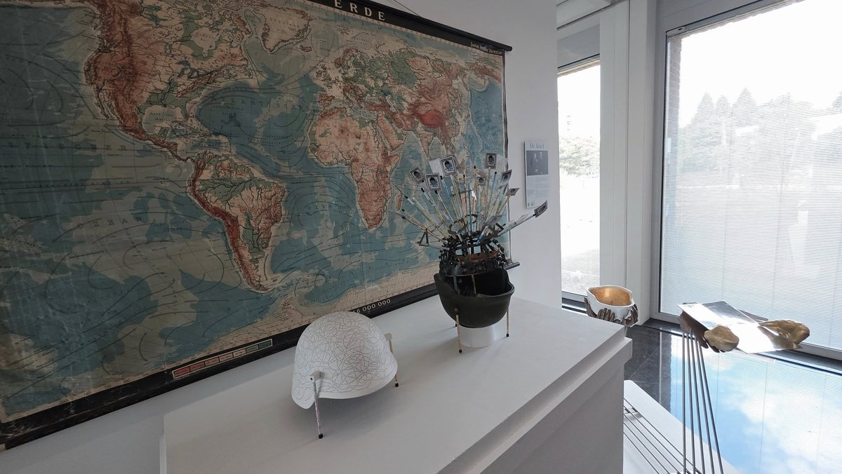 Je vindt de expo aan je rechterhand, aan je linkerhand kun je een kop koffie genieten en het Unifil Diorama zien van <a href="/Rianne079/">Rianne Volkering</a>. Te bezichtigen t/m 29 augustus 2025! #meeopmissie #kunstenaars #veteranen #thuisfront #maatschappij 
<a href="/limburg/">Provincie Limburg</a>  Op werkdagen tussen 08.00 - 18.00 uur.