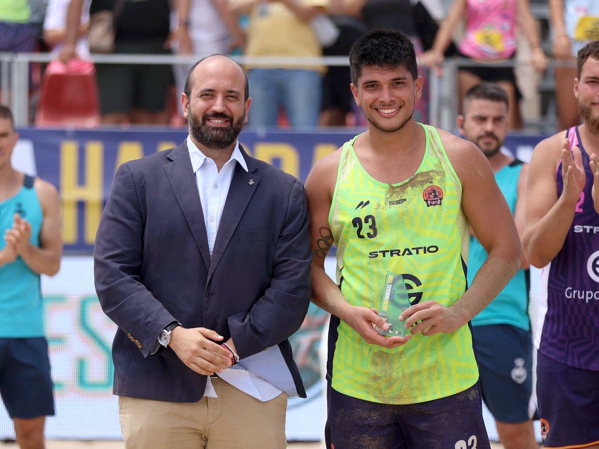 🟠 Jorge Nahuel Pérez, nombrado MVP del #Arena1000 de Vilanova i la Geltrú

🤝 Entrega el premio <a href="/CarlosRemacha/">Carlos Remacha</a>, regidor del <a href="/ajuntamentvng/">Vilanova i la Geltrú</a>

#️⃣ #BalonmanoPlaya #ArenaHandballTour