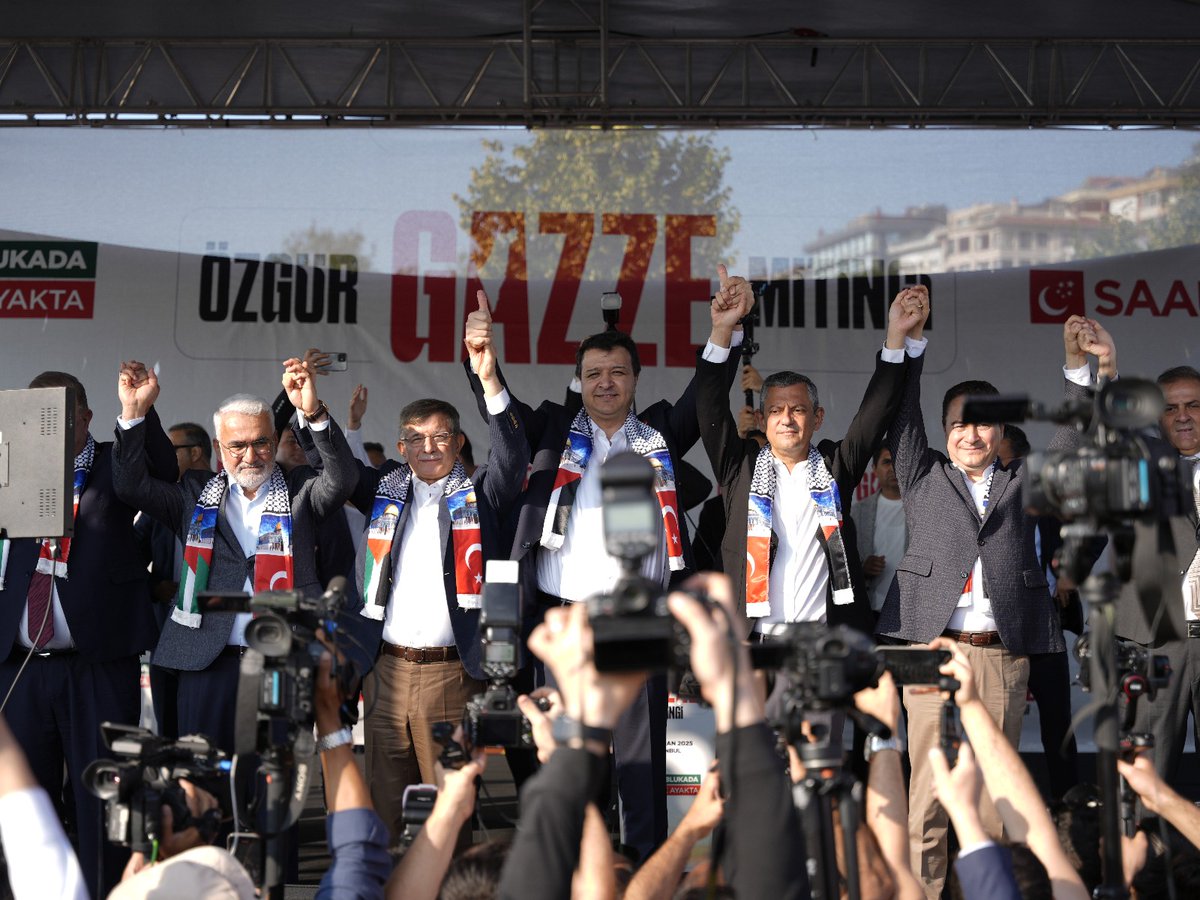 HurDavaPartisi's tweet photo. Genel Başkanımız Sayın Zekeriya Yapıcıoğlu, Saadet Partisi'nin Üsküdar Meydanı'nda düzenlediği "Özgür Gazze Mitingi"ne katıldı. 

#ÖzgürGazze #İnsanlıkAyakta #FreeGaza https://t.co/HrHhBjrLql