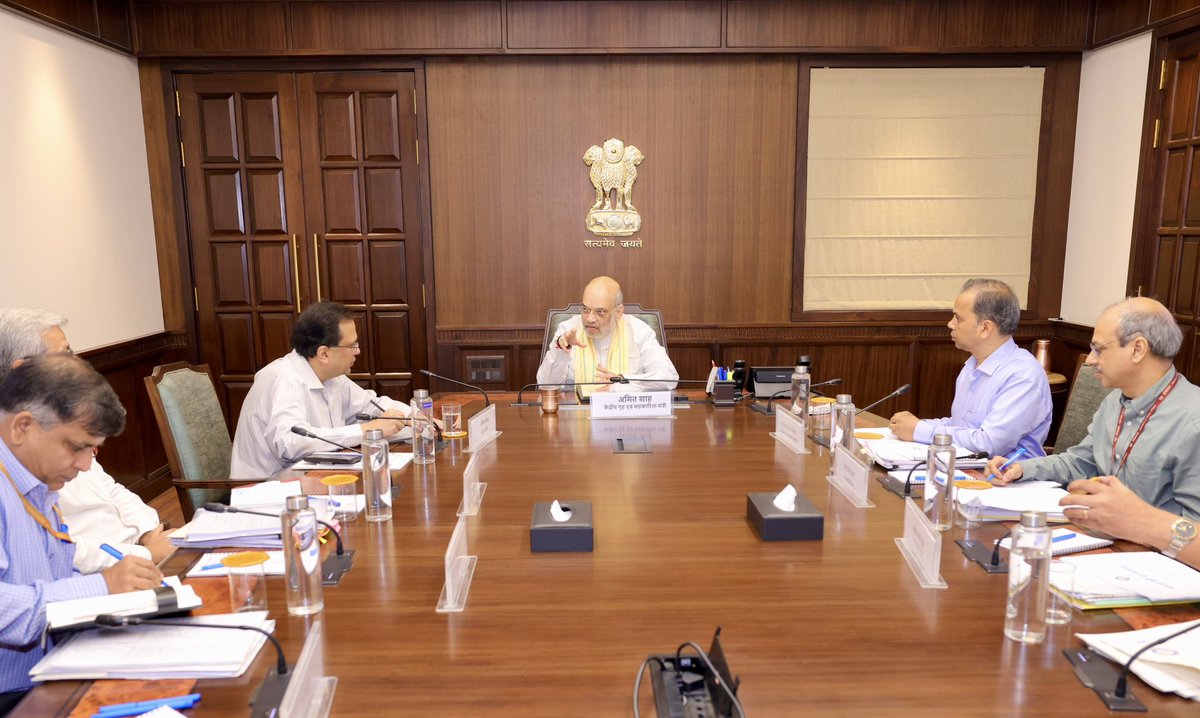 केंद्रीय गृह एवं सहकारिता मंत्री <a href="/AmitShah/">Amit Shah</a> जी ने आज 16वीं जनगणना की तैयारियों की समीक्षा की।

कल सोमवार को जनगणना की गजट अधिसूचना जारी की जाएगी। इस बार 34 लाख गणनाकार और पर्यवेक्षक तथा लगभग 1.3 लाख जनगणना अधिकारी अत्याधुनिक मोबाइल डिजिटल गैजेट्स के साथ इस कार्य को अंजाम देंगे।