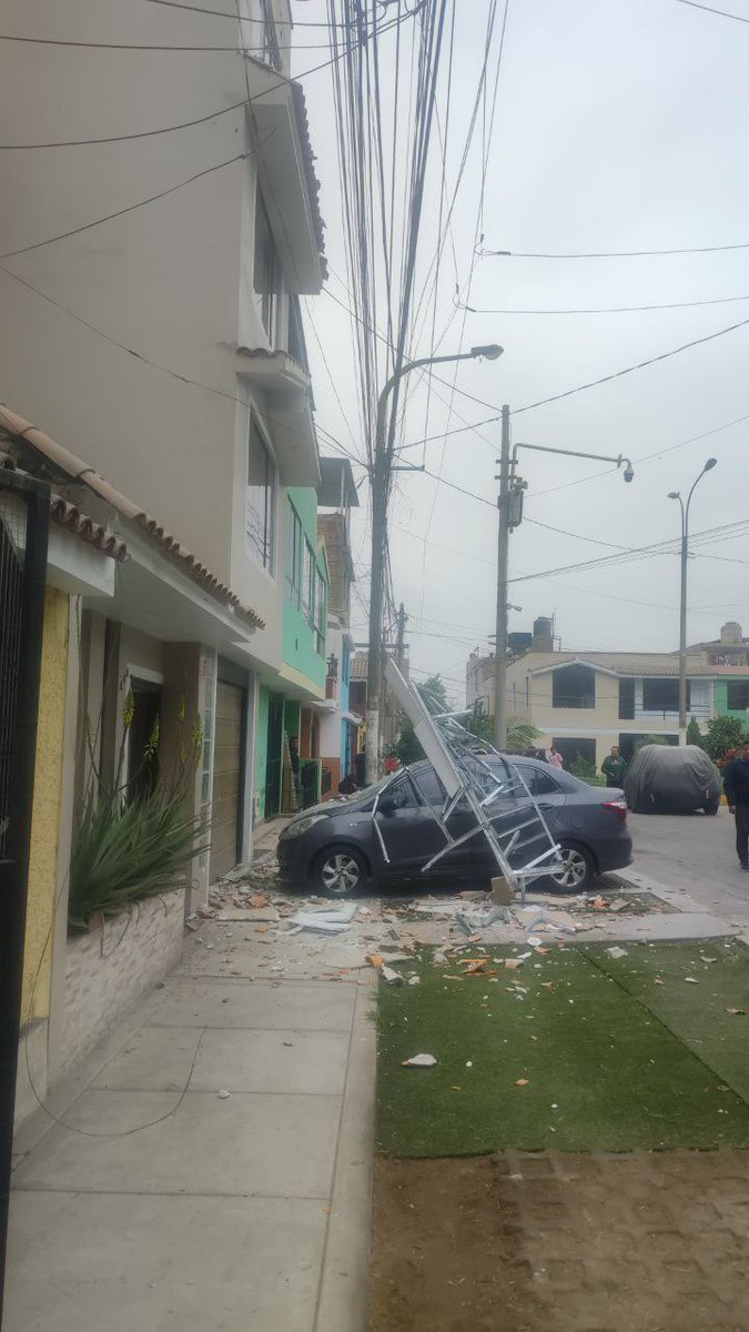 Tan solo 10 segundos de un sismo de 6.1 ha sido suficiente para causar estragos en casas con fachadas y ventanas rotas, desprendimientos en la Costa Verde, los techos de Plaza Norte y el Metropolitano, etc.

Lima es una bomba de muerte.