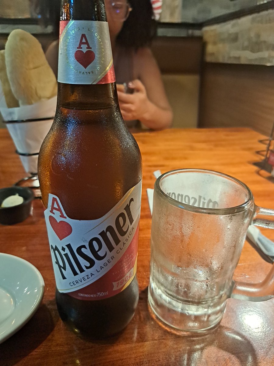 Feliz Domingo people!
Aquí tratando de bañarme cada vez q puedo porque  al regresar a Panamá y en Burunga nunca hay agua!
Saludos desde el Salvador