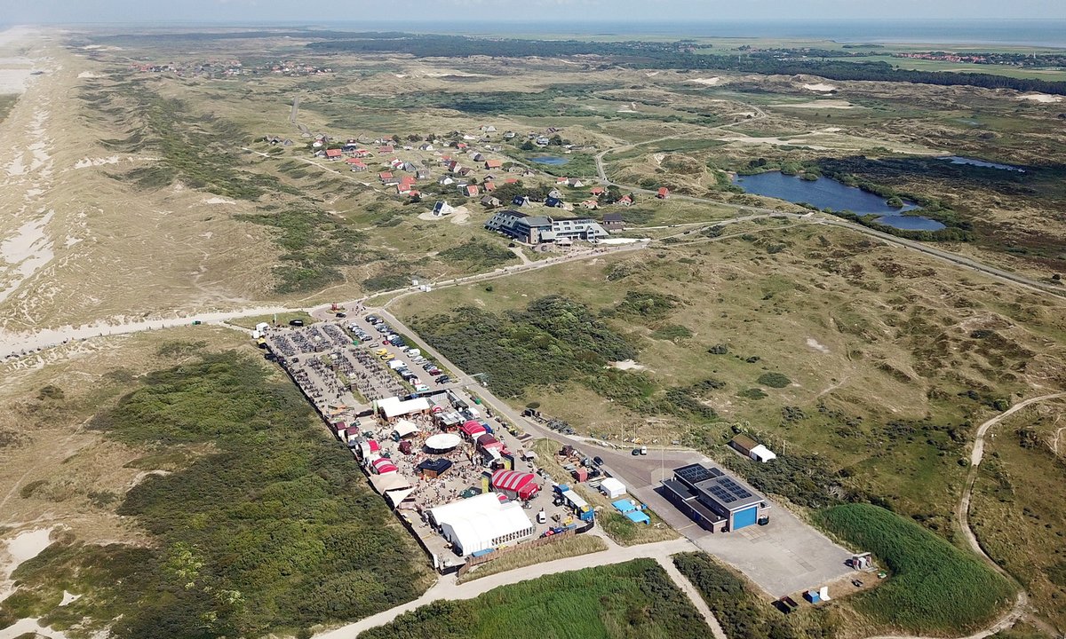 #Terschelling #Oerol  Vandaag even het contrast vast gelegd van de rust en stilte in de natuur en het Oerol feest bij West aan zee. Gaat allemaal samen op Terschelling. Op het strand geen Barnevelder te zien en op het Festival terrein al weer aardig druk. Fijne Oerol allemaal.