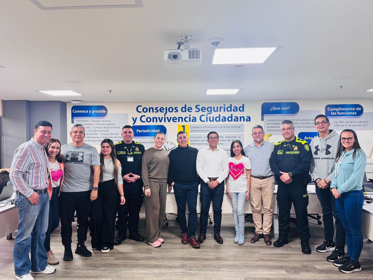 Terminamos semestre en la Escuela de Postgrados de la Policía Nacional de Colombia. 📚🫂⚖️
Gratitud a los futuros Magisters en las dos Maestrías: 1) Criminología y Victimología; y en 2) Seguridad Pública. 
Como profesor, fue un HONOR aprender con tod@s este semestre 👮🏻‍♂️👮🏻‍♀️📚☀️⚖️✍🏼