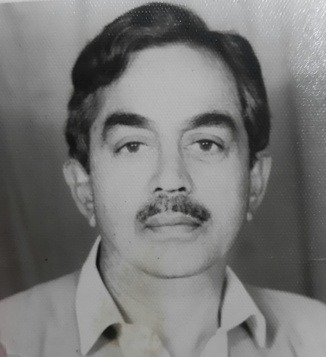 ہوا ہے تجھ سے بچھڑنے کے بعد یہ معلوم 
کہ تو نہیں تھا ترے ساتھ ایک دنیا تھی #FathersDay