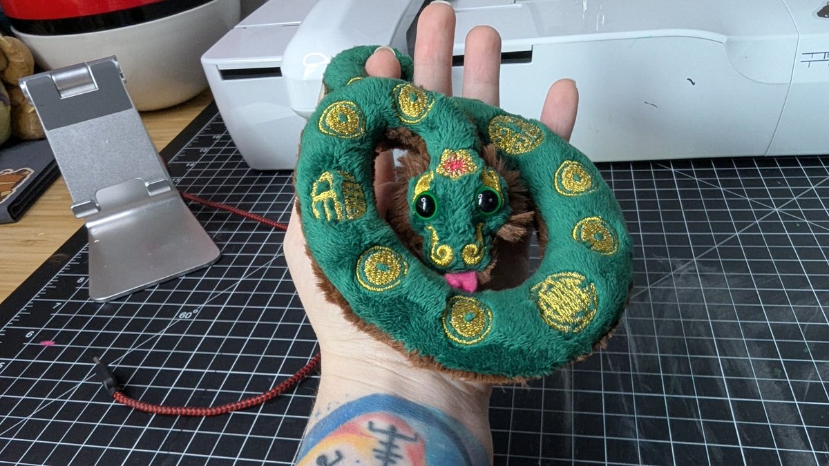 I did an oops and forgot to take a fancy photo of a snek with green eyes :(